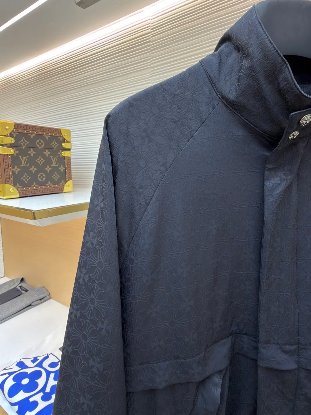 Chrome Hearts full-print dark pattern zipper jacket ●Original version: purchased and developed by 33919 ●Item No.: 1682114-B90 ●Fabric: Phantom floral silk woven fabric ●Technology: Jacquard production ●Color: black ●Version: Fitted version ●Weight: about 495 grams ●Size: S-M-L-XL ●Description: Customized Phantom floral silk woven fabric with excellent texture and comfortable fit. Mainly based on obsidian black. Like star trails under the night, encountering the CH pattern covering the body. Derived from the brand's profound cultural heritage, quietly emerging in a looming manner. Dark pattern aesthetics, rebellious compatibility, low-key edge, fully recognizable. Interpretation of unparalleled fashion style. Casual sophistication makes every touch a ritual experience. The fabric jacquard technology controls the interweaving of warp and weft lines by weaving the full CH dark pattern jacquard texture technology on the fabric surface. Precisely control the interweaving density and tension of the yarn to make it more three-dimensional, using glue printing. The printing has been modified three times with the film screen. Use glue liquid paint to print the pattern on the fabric. Bake the fabric to fix the printing pattern. Infrared positioning cutting bed. Use infrared transmitter and infrared receiver to achieve precise positioning of the material. The accuracy can reach the micron level to meet the effect of high-precision cutting of alignment strips. The fabrics have been washed and have better hand feel and texture. It is not easy to deform, not easy to shrink, not easy to fade, and maintains long-term beauty. The overall wiring is straight and delicate, the fabric is comfortable and soft, and the color is consistent without color difference. It can be matched with the same style to create a fashionable look and control various occasions. Customized accessories, complete with three standards, same style for men and women!